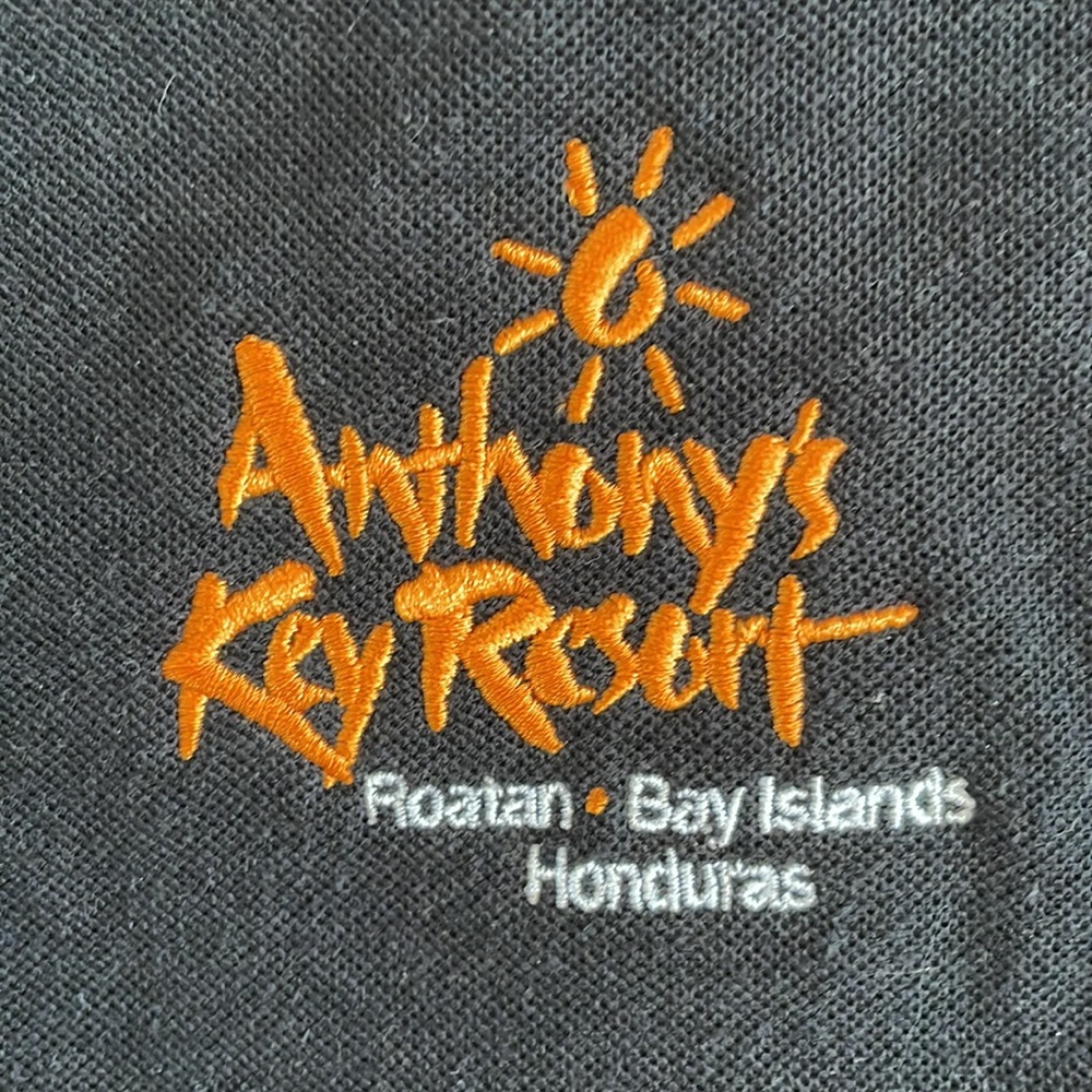 Resort embroidery ; Black collar shirt l Anthony’s key resort - Picture 2 of 6